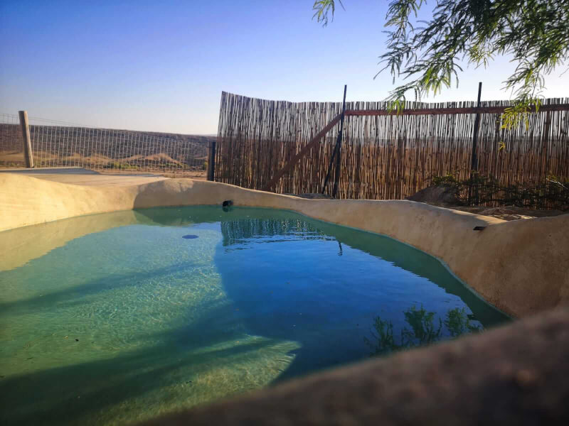 לינה במדבר עם בריכה או שכשוכית